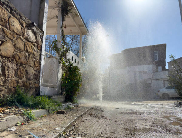 Why Burst Pipe Water Cleanup Should Be Handled by Professionals 